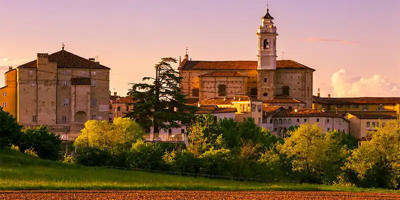 Veduta di Carrù, Comune della rete Abitare Sostenibile